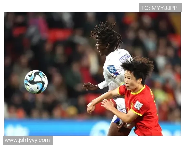 足球明星亲临女足比赛现场感受激情与魅力的精彩瞬间