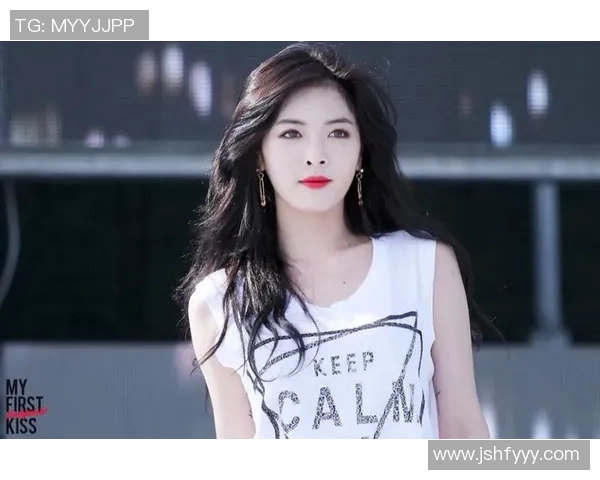 足球明星魅力四射黑色晚礼服展现优雅风范与时尚品味